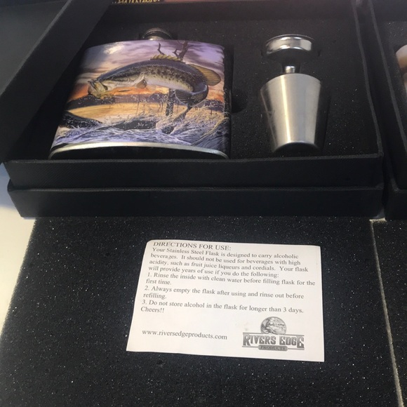 2 flask/shot glass sets new in original boxes - Picture 4 of 8